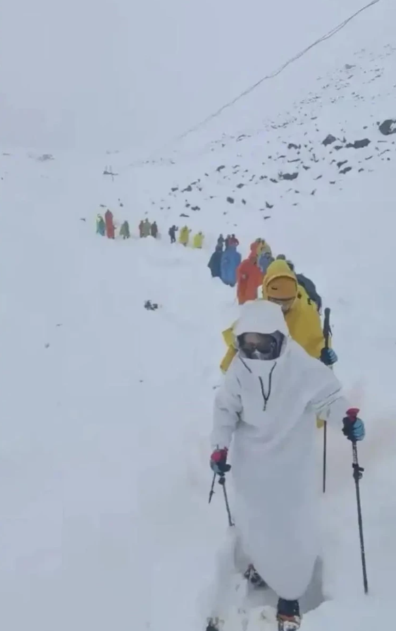 Dünyanın zirvəsində dəhşət: 1000 alpinist çətin vəziyyətdə qaldı (FOTO)